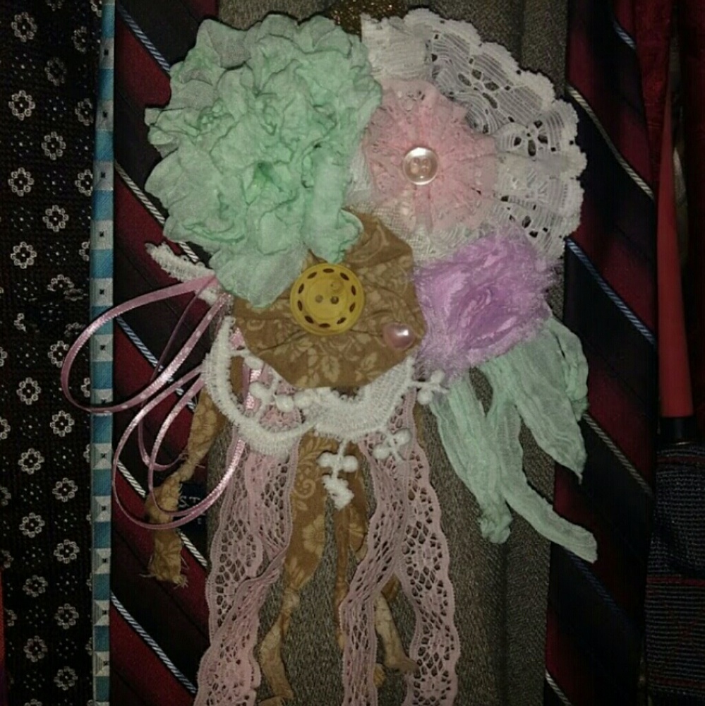 Flower accessories $10-$30 depending on size, time, and materials used! 🌸